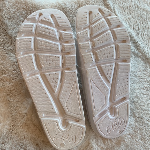 Fila slides - Picture 4 of 5